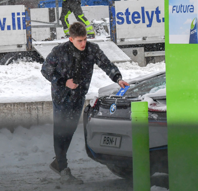 Robin ei taida omistaa kunnon lumiharjaa, sillä hän putsasi autoaan parkkikiekolla!