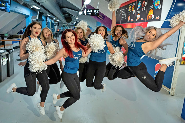 Liigan kärkikahinoissa lentävä Pelicans nauttii näyttävien Dance Girlsien kannustuksesta. Vasemmalta oikealle Isa Halme, 19, Eevi Koivunen, 18, Nuppu Komonen, 25, Leenu Ahonen, 23, Luisa Polus, 18, Ilona Ilvonen ja Mira Ahola, 24.
