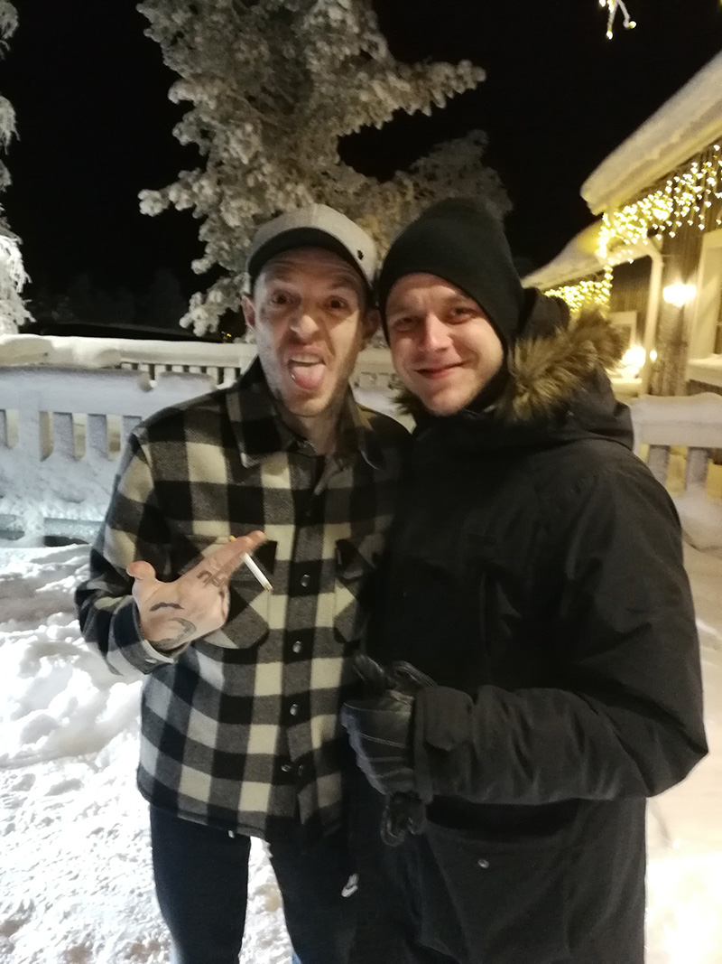 Deadmau5 (vas.) poseerasi yhteiskuvassa suomalaisen fanin kanssa.
