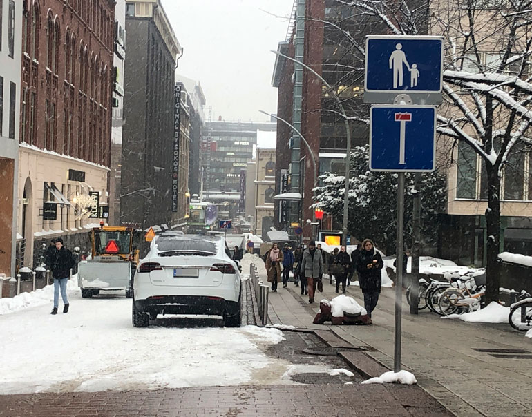 Reino Nordin pysäköi autonsa kävelykadulle.