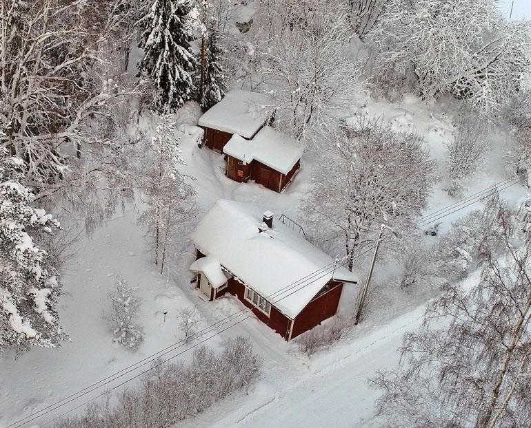 Mäntsälän piilopirtti sijaitsee reilulla 3 000 neliön tontilla. Koko tontti oli viime viikolla hyvin paksun lumihangen peitossa.