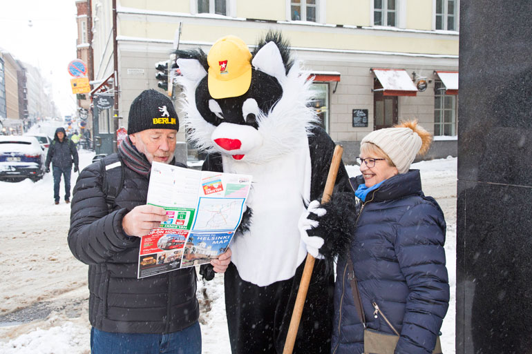 Skotlantilainen James Kirk sai vaimonsa kanssa neuvot Kohukatilta, joka osoitti kartalta turistien suosikkikohteen Temppeliaukion kirkon.