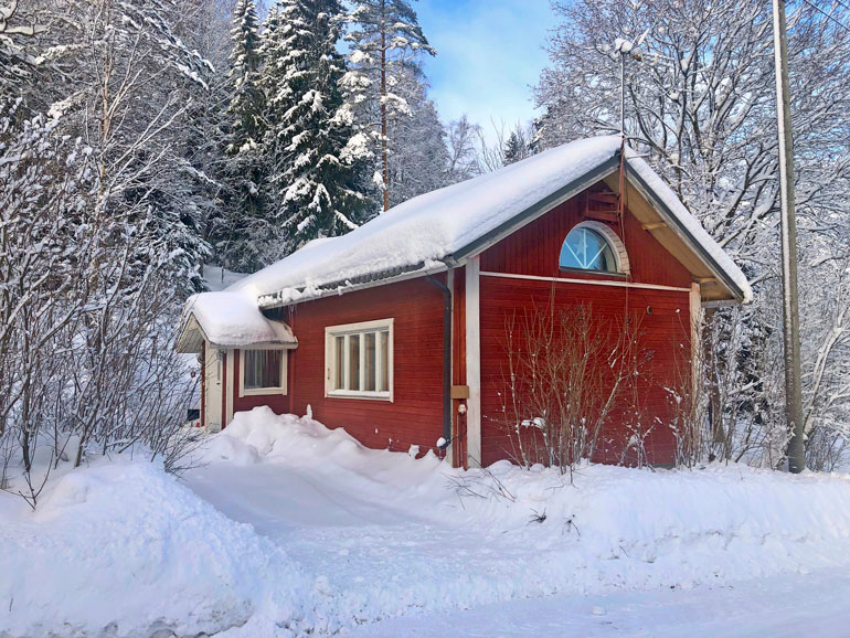 Mummonmökki on parhaat päivänsä nähnyt. Puoliympyräikkunan takana on vintin nukkumatila.