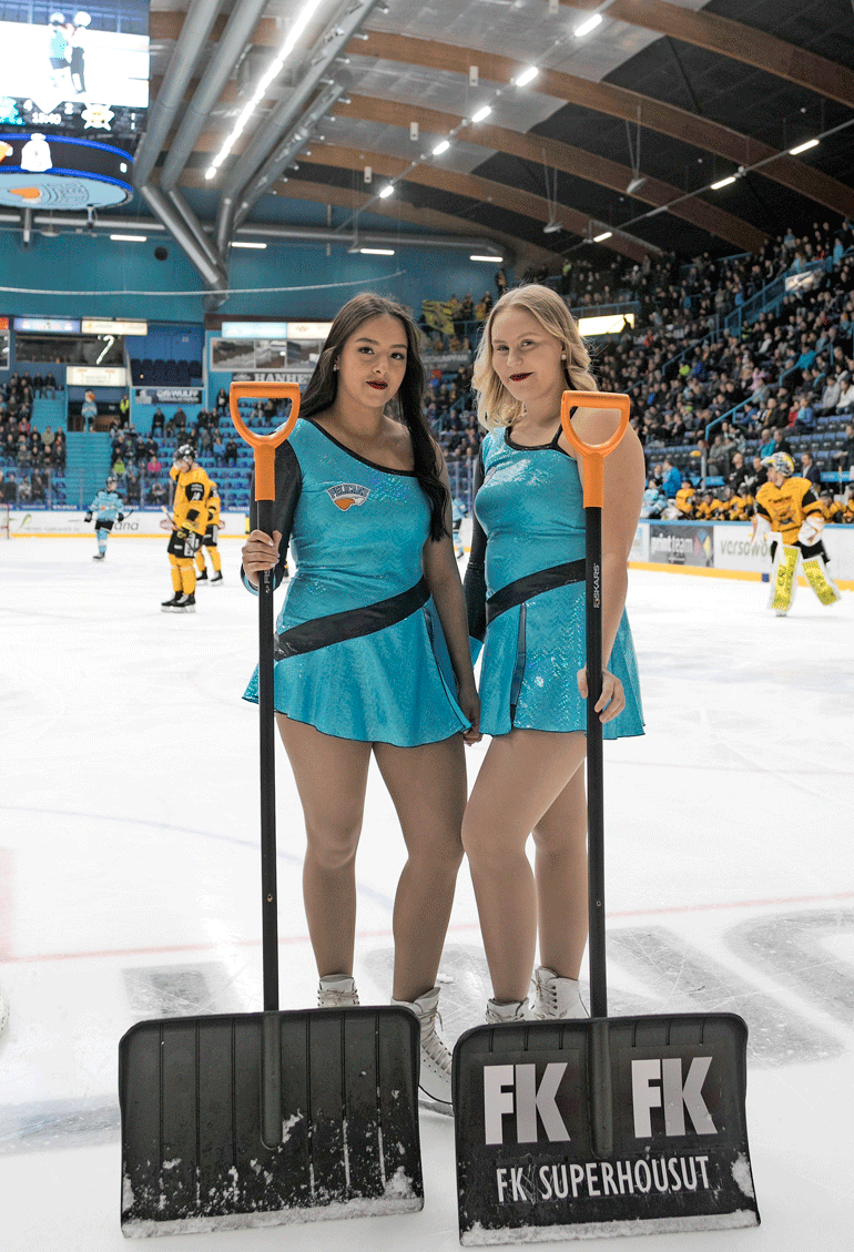 Hei, me kolataan! Louisa Polus ja Eevi Koivunen ovat Pelicansin Ice Girls.
