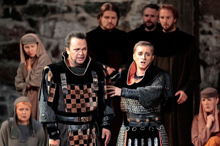 Jurmu on tuttu Savonlinnan oopperajuhlista. Kuva on vuoden 2013 Macbeth-oopperasta, jossa Jurmu (vas.) oli Malcolmin sivuroolissa.