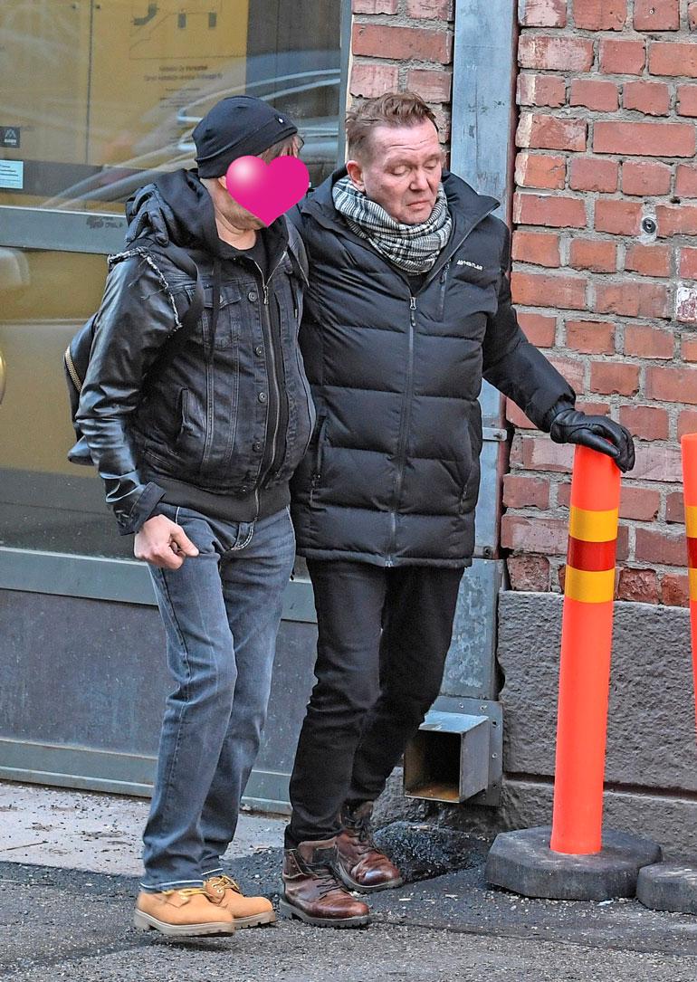 Seinään pitkään nojaillut Mikko jatkoi matkaa miesystävän tukemana.