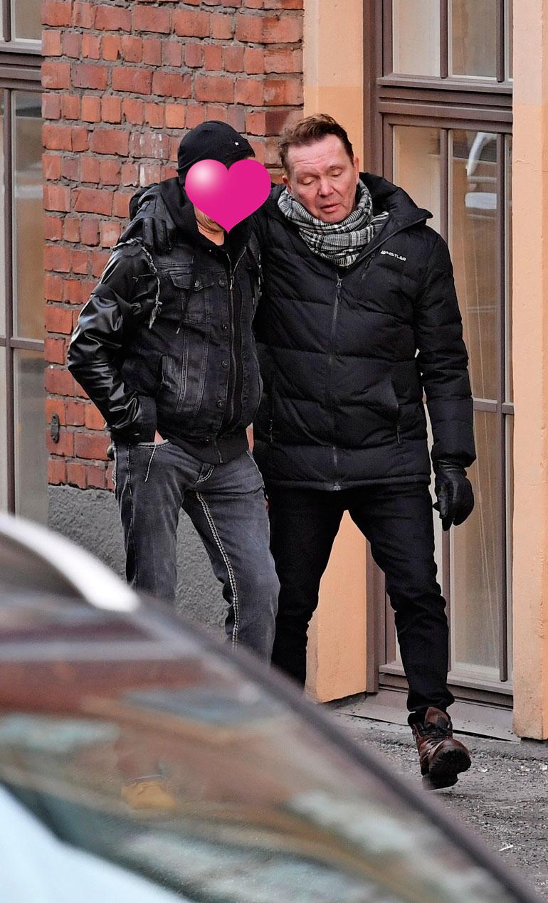 Mikko hoiperteli etukenossa kohti kotia mieystävänsä kanssa.