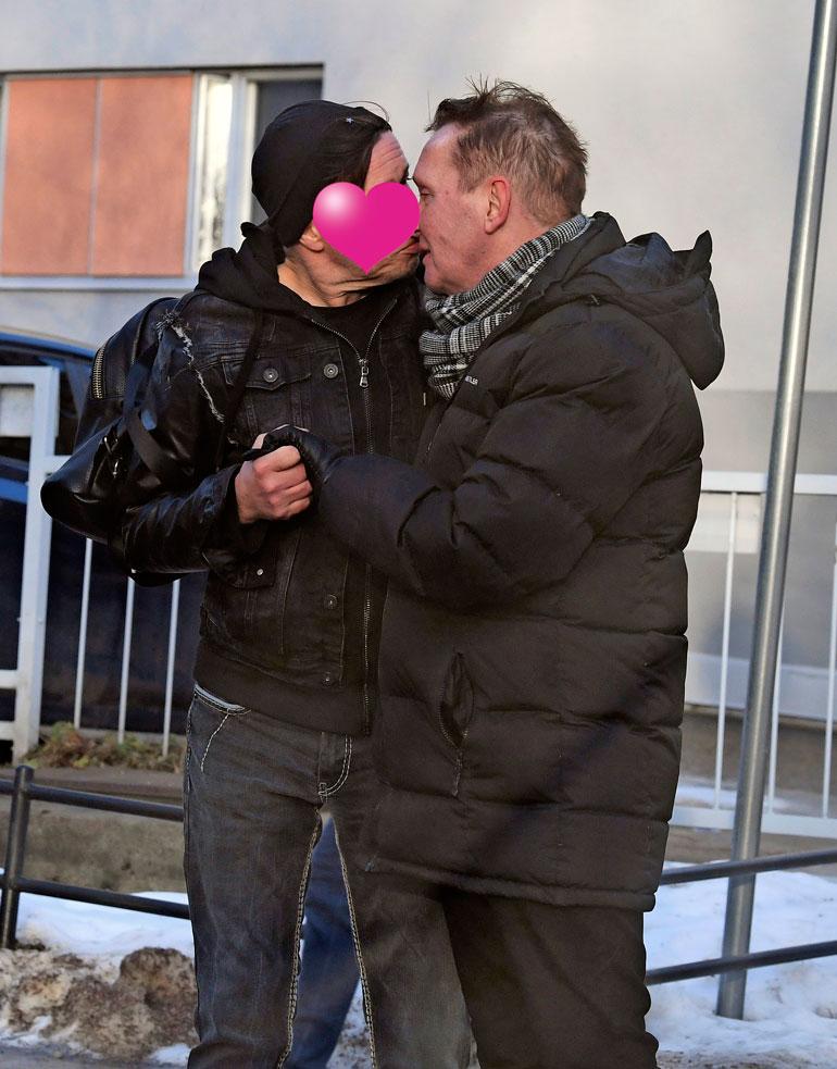 Rakastavaiset vaihtoivat "päiväkävelyn" lomassa kosteita pusuja.