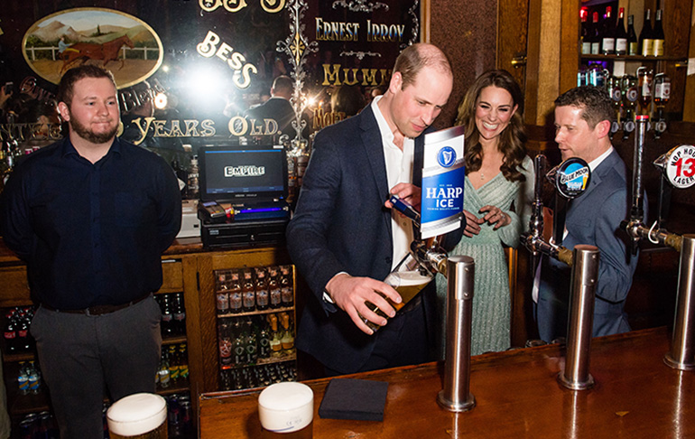 Prinssi William baaritiskin takana Belfastissa - näin täyttyy pint!