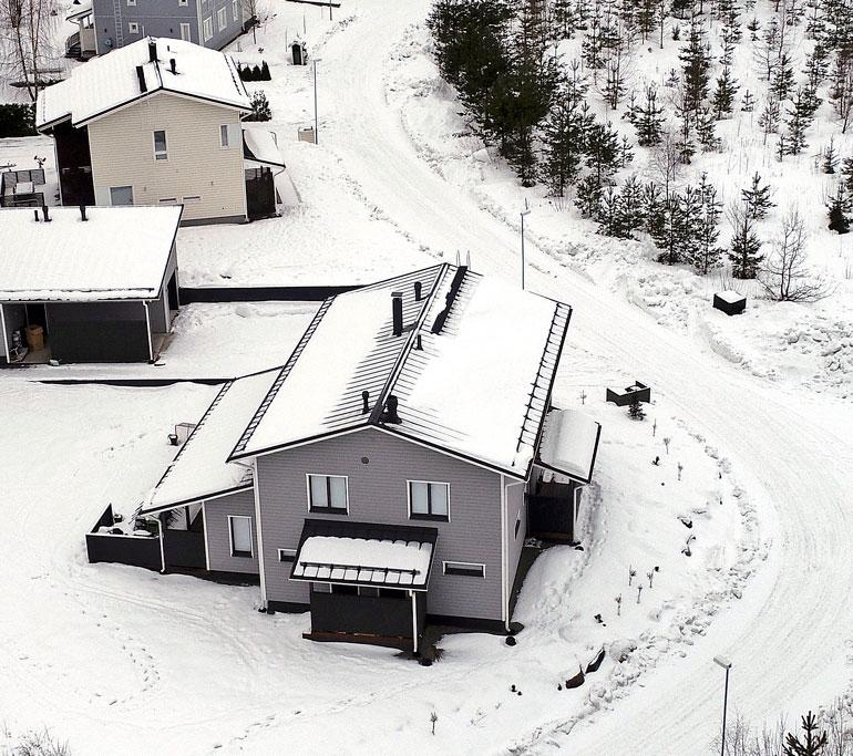 Talo sijaitsee rauhallisella asuinlaueella Salossa.