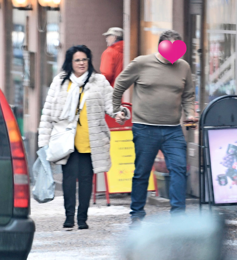 Liikemiesrakas ei saanut näppejään irti Kaijasta. Mies talutti iskelmätähteä shoppailureissulla.
