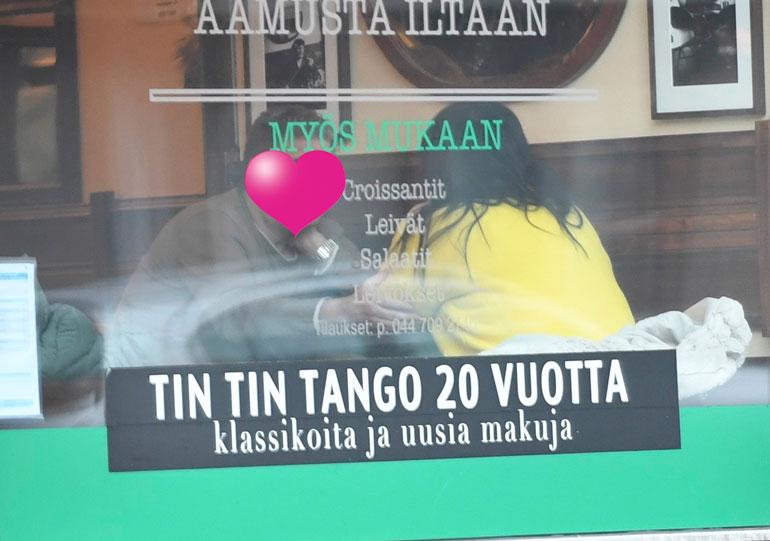 Kaijan kulta piti tätä hellästi kädestä kahvilassa.