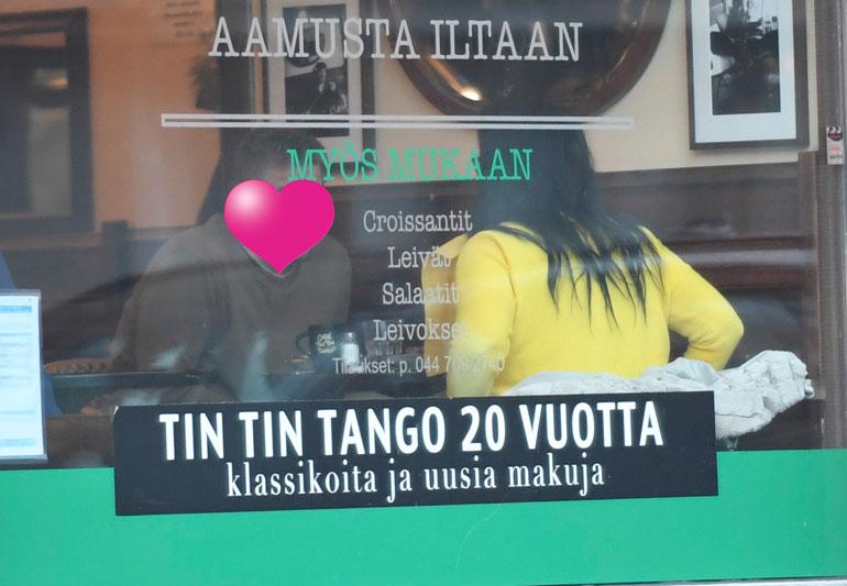 Mies antoi Kaijalle keltaisia lautasliinoja, jotka tämä asetteli rinnuksilleen!