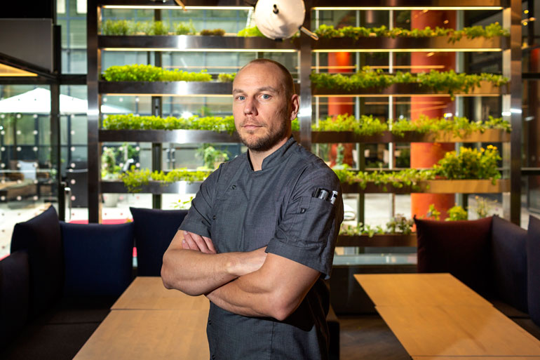 Huippukokki Tommi Tuominen on omistajana myös ravintola Groteskissa, Sue Ellenissä ja Ultimassa, jota hän pyörittää Henri Alenin kanssa.