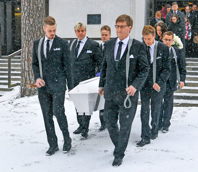Ari ei olisi ikinä uskonut, että hän joutuu kantamaan Matin arkkua. – Tämä oli elämäni raskain päivä.