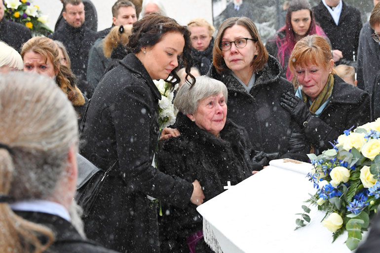 Matin Eveliina-tytär tuki siunaustilaisuuden jälkeen itkevää isoäitiään Vienoa.