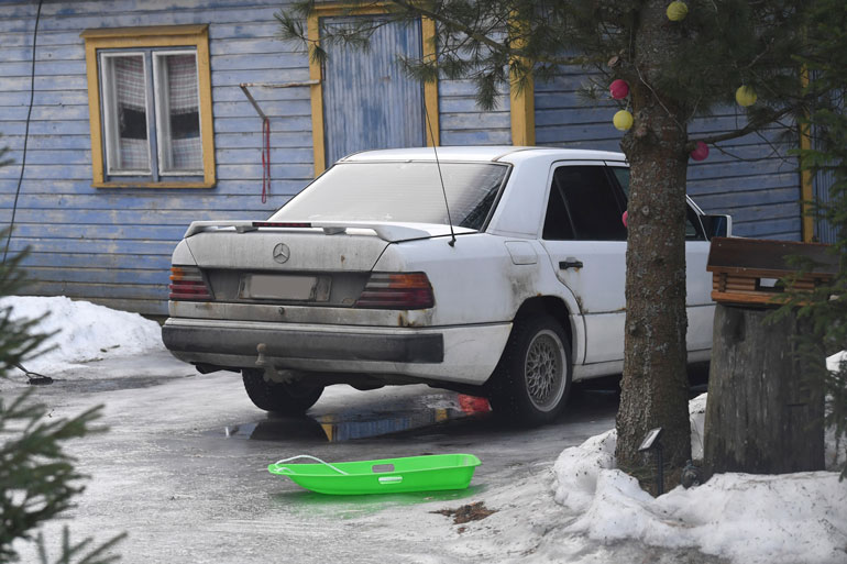 Juno on hommannut komean vanhan diesel-Mersun, jolla on sekä vuosia että matkaa takanaan.