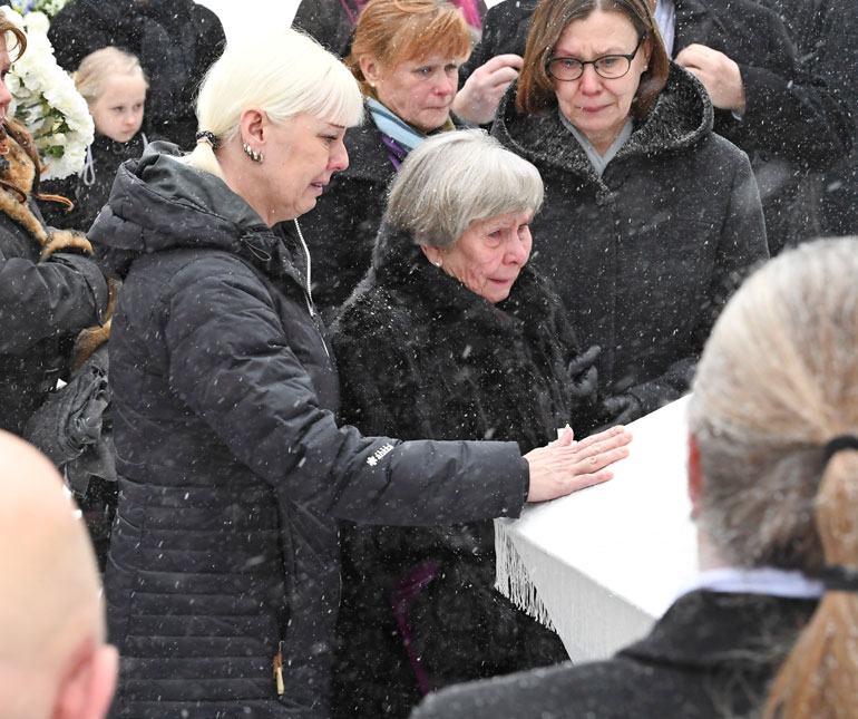 Viimeinen kosketus. Sekä Pia että Vieno laskivat kumpikin hellästi kämmenensä Matin arkun päälle. Sen jälkeen mäkihyppylegenda lähti viimeiselle matkalleen.