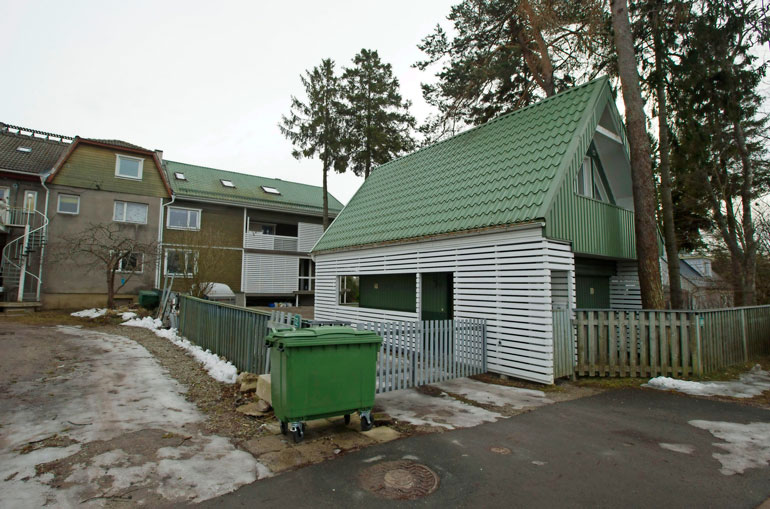 Indrekillä on hulppea kiinteistö Viron Piritassa. Petra viettää siellä aikaa Indrekin kanssa.