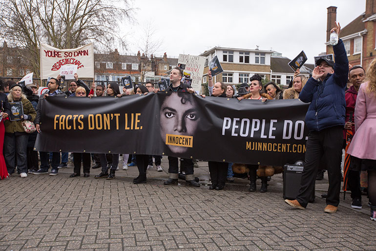 Michael Jacksonin fanit protestoivat