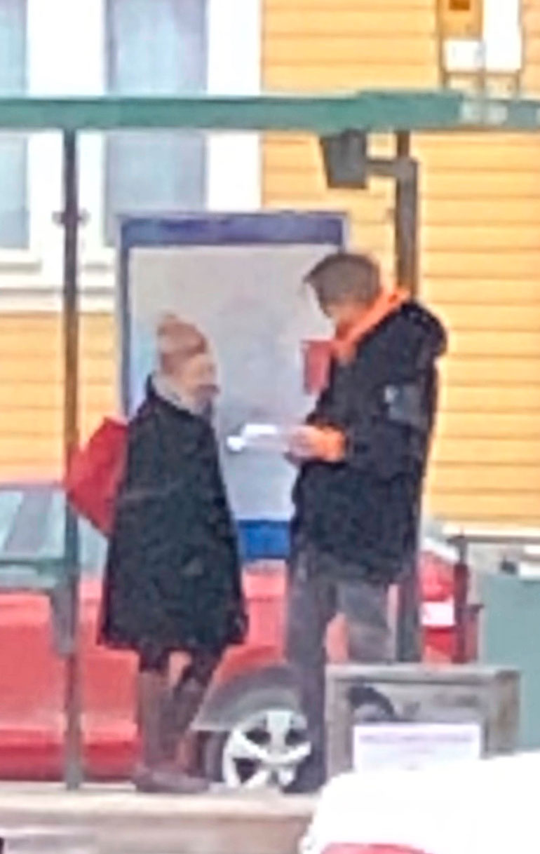 Roope Salminen ja Helmi-Leena Nummela ratikkapysäkillä.