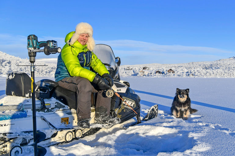 Tunturierämaahan ei ole mitään asiaa, jos tuulet yltyvät liian koviksi. – Näillä leveysasteilla on pakko seurata säätiedotuksia, Aki alleviivaa. Kohtalokas lumimyrsky tapahtui muutama vuosi sitten Suomen korkeimman kohdan Halti-tunturin läheisyydessä.