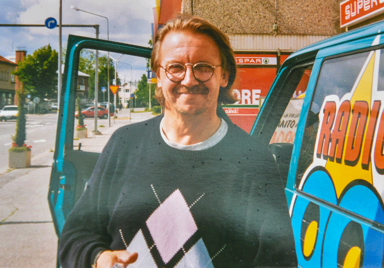 Joni on työskennellyt vuosikymmeniä median ja kulttuurin parissa. Hän oli aikoinaan myös Hurriganesin manageri. Kuva on 1990-luvulta Radio 99:n ajoilta.