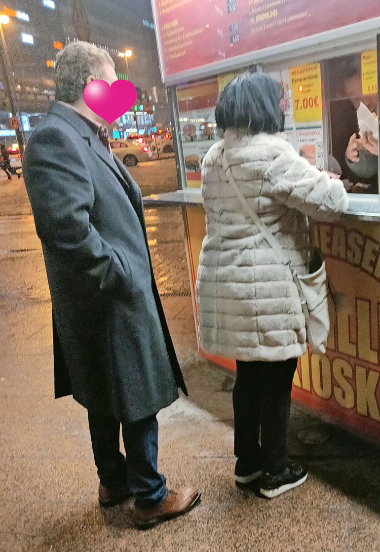 Seiskan silminnäkijän mukaan yöpalaa hakenut Kaija Koo oli liikenteessä tyylikkään herrasmiehen kanssa.
