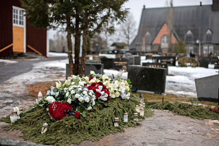 Tähden viimeinen leposija on sukuhaudassa Pomarkussa.