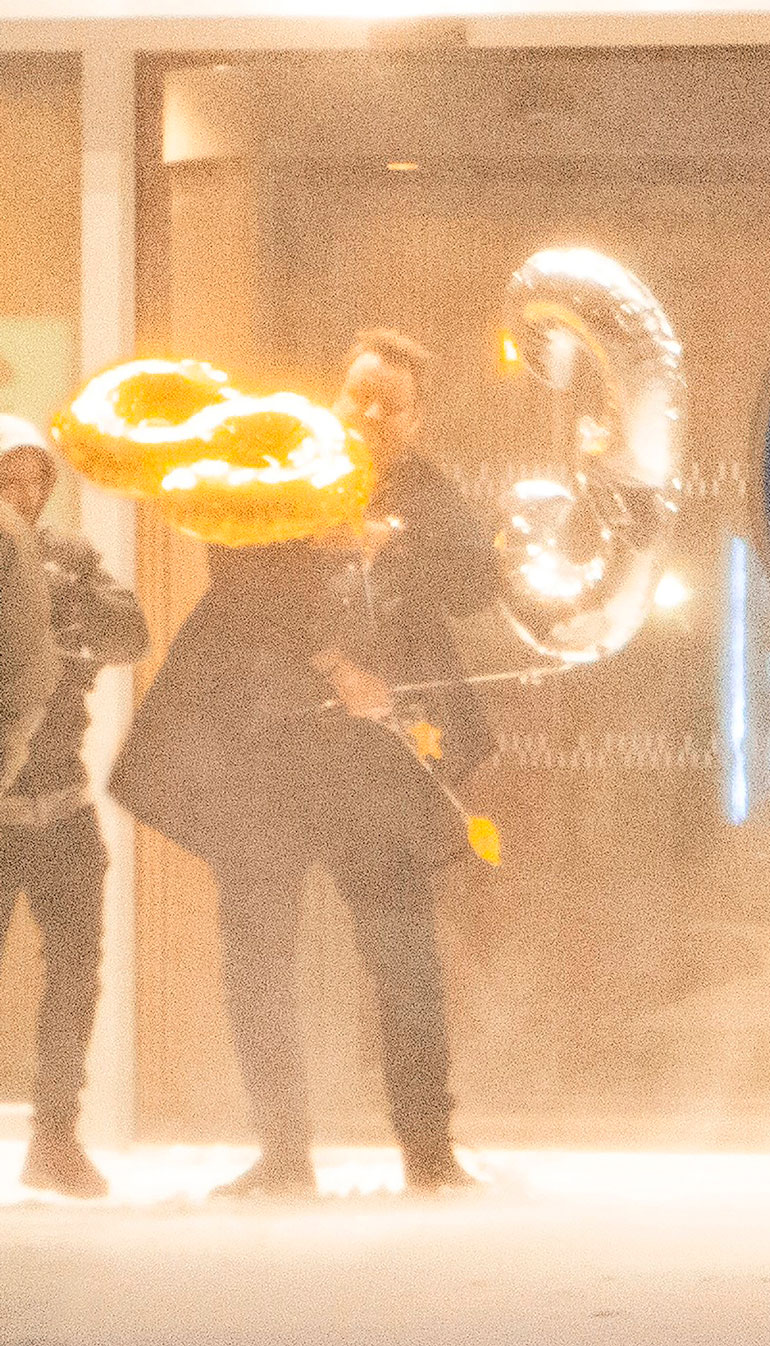 Lumimyräkkä oli viedä numeroilla 3 ja 8 varustetut ilmapallot Samin kädestä.