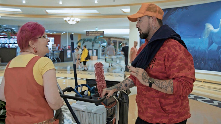 Tuulan siivousurakka on hidastunut kuuluisuuden myötä, kun aikaa menee asiakkaiden kanssa jutteluun. Tässä seuraan lyöttäytyi radiojuontaja Esko Eerikäinen.