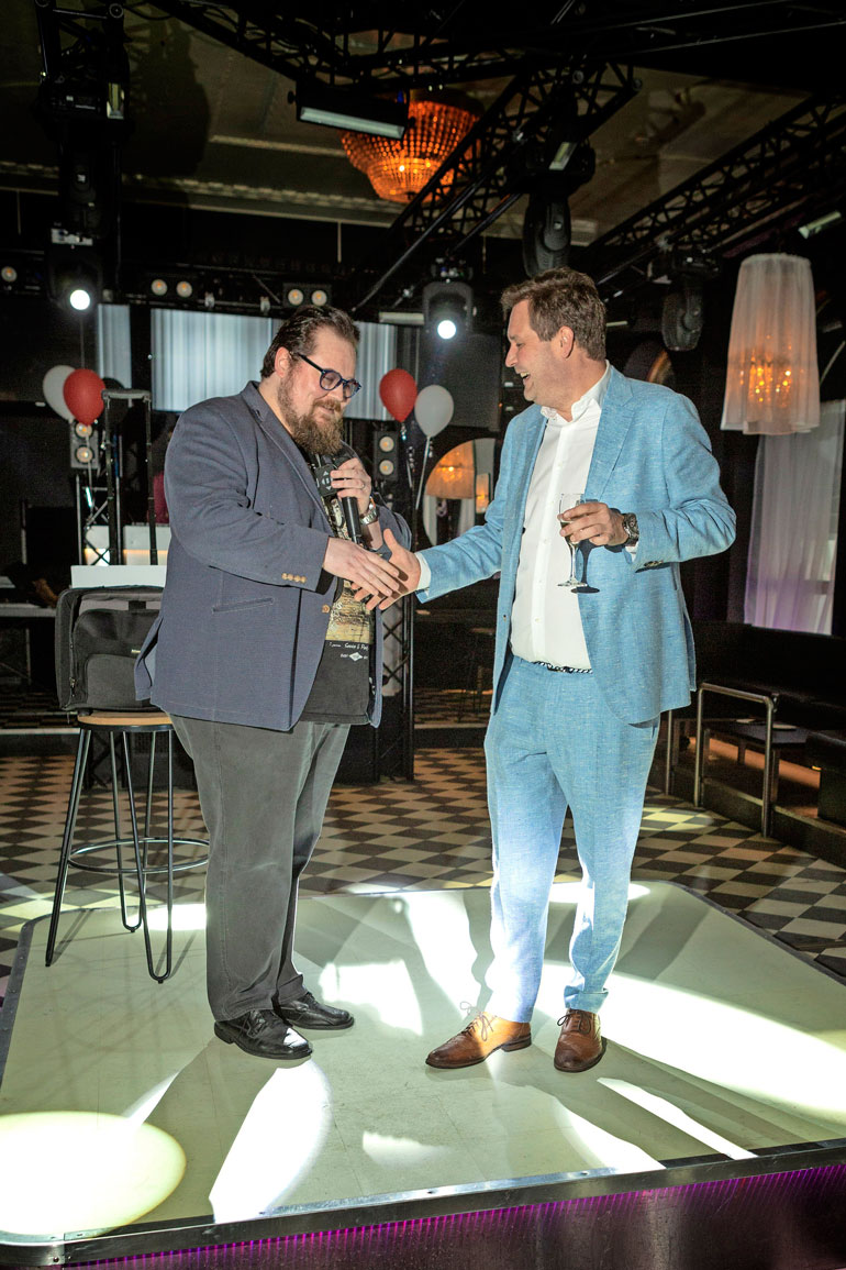 Taikuri Pete Poskiparta viihdytti juhlakalua tanssilattialla.