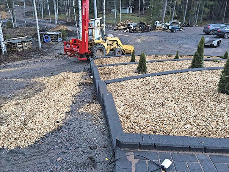 Aarnion ja Vepe Hännisen Myrkky-kirjassa julkaistussa kuvassa näkyy piha kuorikatteen levittämisen jälkeen, mutta pystyssä seisovaa lautaa ei siellä vielä tuolloin ole.
