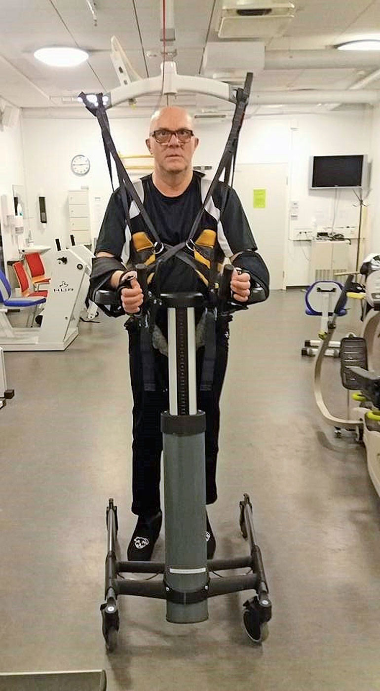 Jari treenaa yhä joka päivä. Neliraajahalvaus on jo helpottanut vain osittaiseksi. Kuvassa hän harjoittelee seisontatelineen kanssa.