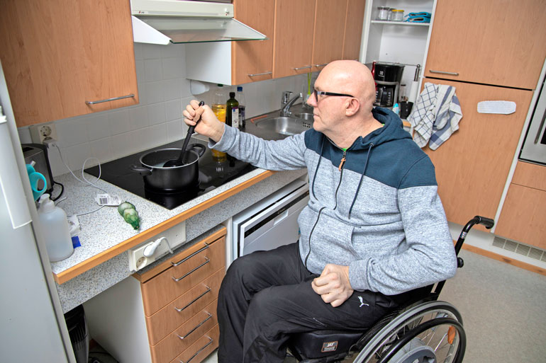 Jari asuu Invalidiliiton järjestämässä vuokraasunnossa. Muu perhe jäi vanhaan kotiin. Keittiö on mitoitettu pyörätuolia varten.