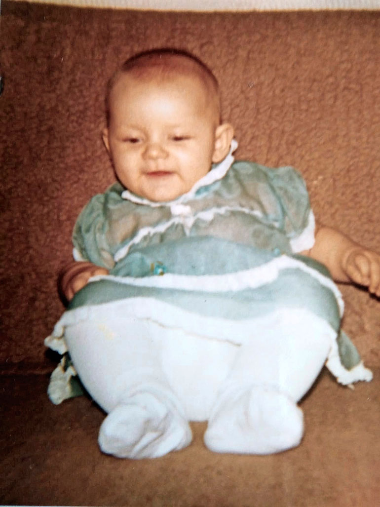 Marika syntyi Ruukin kylässä vuonna 1979.