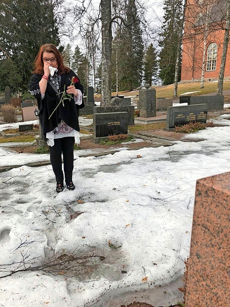 Nina vuodatti kyyneliä Timon haudalla. – Koimme suuren rakkauden, Nina toteaa.