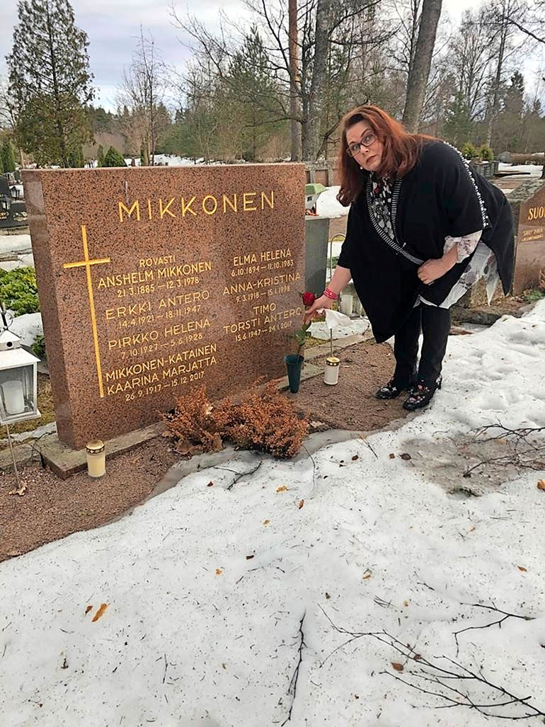 Nina vierailee säännöllisesti miehensä haudalla.