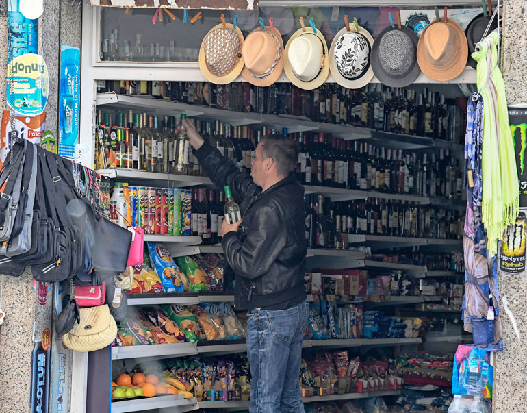 Paparazzi bongasi aamuvarhaisella Málagan kävelykadulta tutun hahmon...