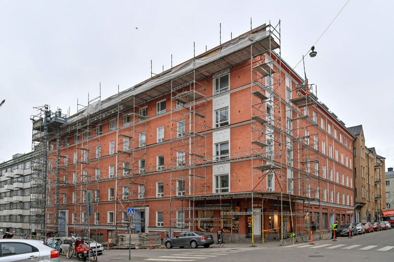 Jare ja hänen ystävänsä omistavat kuusi ullakkohuoneistoa Helsingin Punavuoressa sijaitsevasta kiinteistöstä.