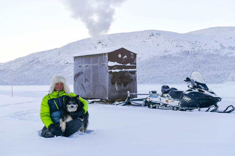 Saunapilkkimökin piipusta nousee komea savupatsas Kilpisjärven hyiseen pakkasilmaan. Kuvaushetkellä lämpötila oli -32,5 astetta.