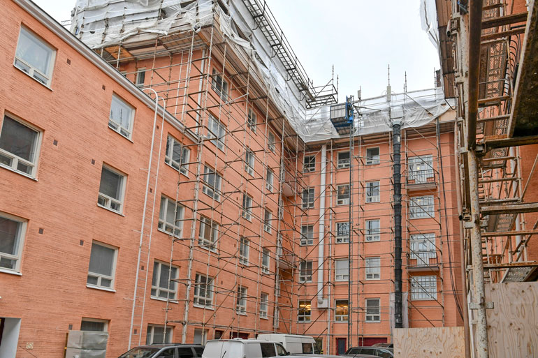 Kerrostalon ympärillä on rakennustelineet, sillä ullakkohuoneistojen arvioitu valmistumisaika on vasta heinäkuussa.