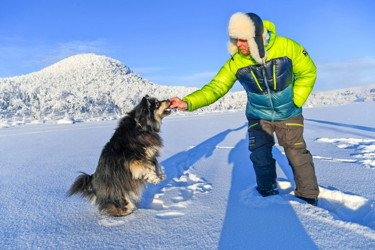 Mittarissa on -32,5 astetta, mutta Äijä ei ole siitä moksiskaan. – Siitä on nyt tullut tuollainen 4-vuotias pallero, Aki sanoo Kilpisjärven jäällä.