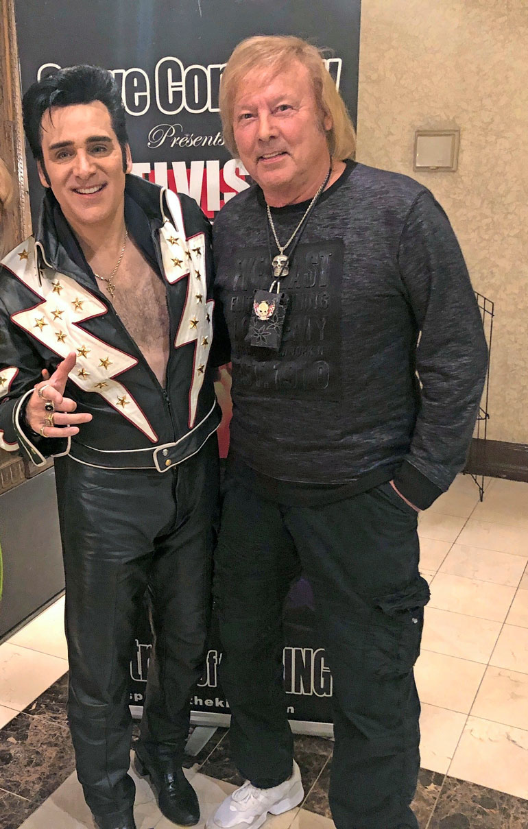 Danny varasti show’n Elvis-imitaattorilta. Hän lauloi kopion suohon ja sai amerikkalaisnaiset villiintymään.