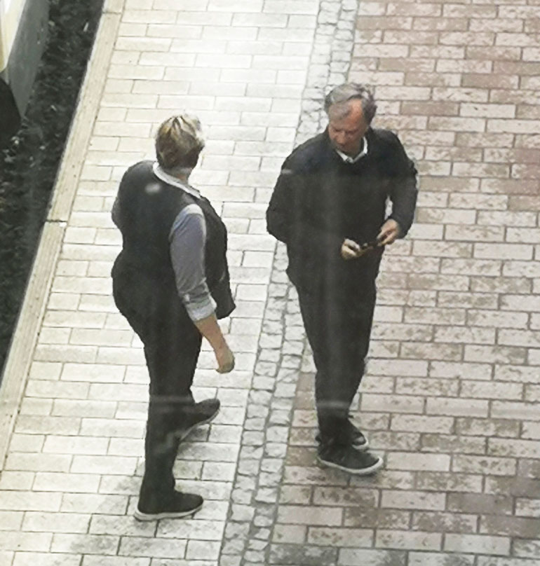 Hjallis Harkimo haahuili hätääntyneenä rautatieasemalla kuva! Seiska