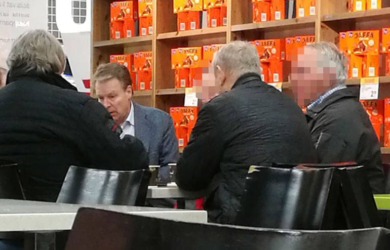 Ilkka Kanerva kahvilla.
