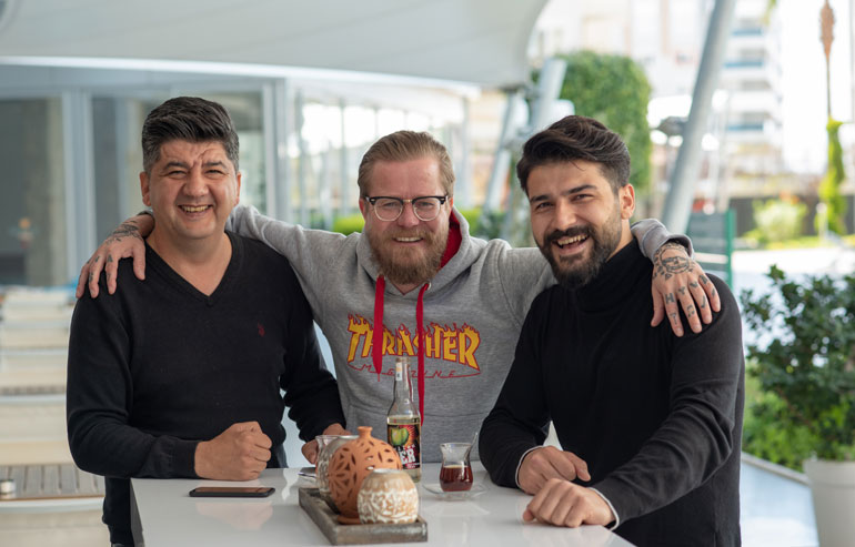 Ali Alatas (vas.) omistaa ravintolan Wallu Valpion asuttamassa Emerald Parkin lomakompleksissa. Akin Bostan (oik.) puolestaan työskentelee ravintolassa baarimikkona. Molemmat ovat tulleet erittäin tutuiksi Wallulle Turkissa vietettyjen vuosien aikana.