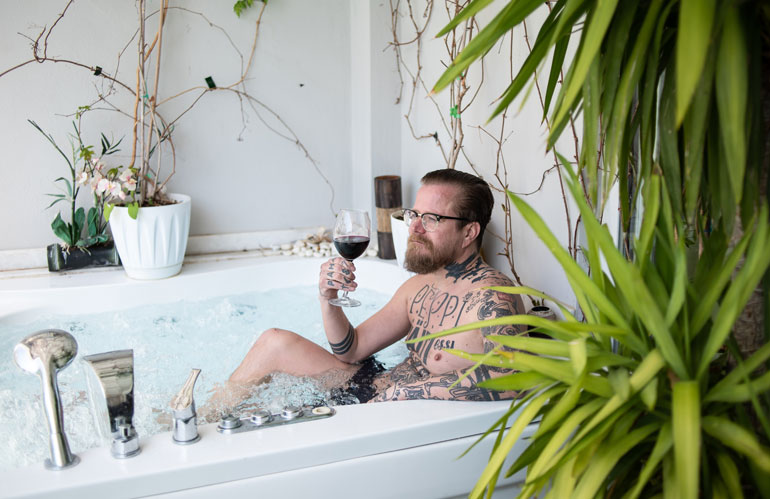 Wallu Valpiolla on asuntonsa parvekkeella oma poreamme. - Tämä jos mikä on arjen luksusta, Wallu hörähtää viinilasi kädessään.