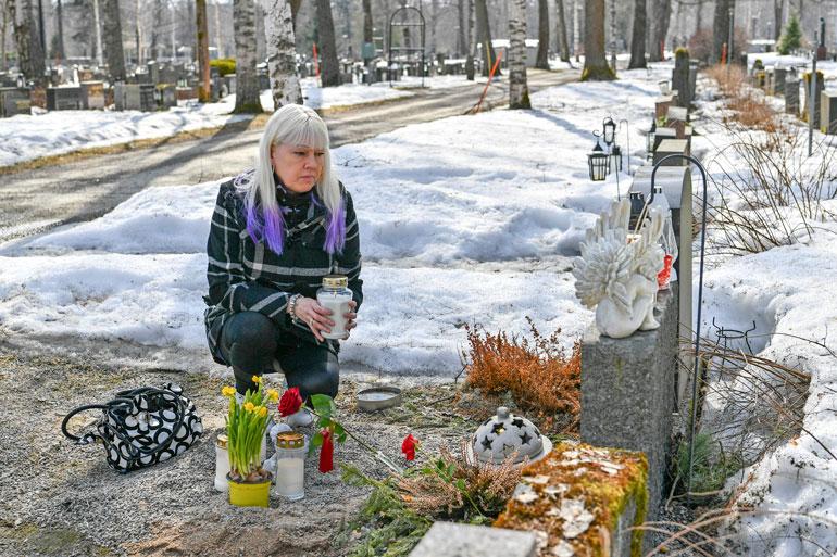 – Matti saa oman hautakiven, johon tulee olympiarenkaat. Kivi laitetaan, kun ilmat lämpenevät, Pia kertoo haudalla.