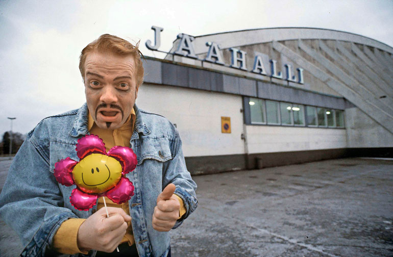 Heikki Silvennoisen hahmo Matti Näsä nähtiin Kummelit-sarjassa.